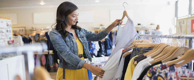 ir-de-compras-mujer-mirando-ropa